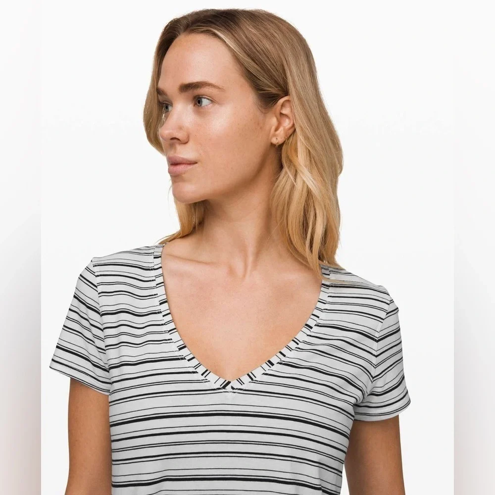 Lululemon Love Tee V in Cut Back Stripe White Black Size 8 / 10